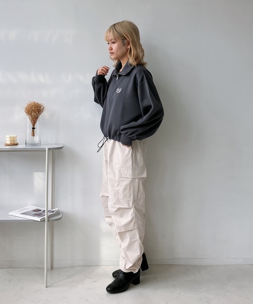 AS KNOW AS plus（アズノゥアズプラス）の「◎Wジップダンボール　ワンポイント刺繍ブルゾン（ジャージ・レディース・オフホワイト/チャコールグレー/グレイッシュベージュ・FREE）」の14枚目の写真