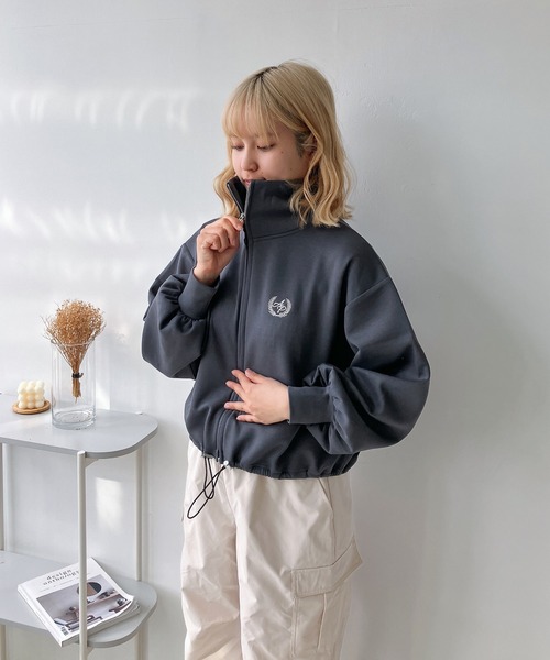 AS KNOW AS plus（アズノゥアズプラス）の「◎Wジップダンボール　ワンポイント刺繍ブルゾン（ジャージ・レディース・オフホワイト/チャコールグレー/グレイッシュベージュ・FREE）」の18枚目の写真