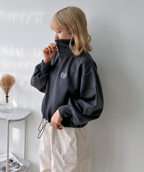 AS KNOW AS plus（アズノゥアズプラス）の「◎Wジップダンボール　ワンポイント刺繍ブルゾン（ジャージ・レディース・オフホワイト/チャコールグレー/グレイッシュベージュ・FREE）」の19枚目の写真