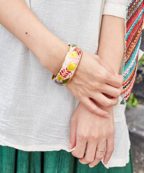 チャイハネ（チャイハネ）の「【チャイハネ】フラワリバングル（バングル/リストバンド・レディース・ピンク/ブラック・FREE）」の8枚目の写真