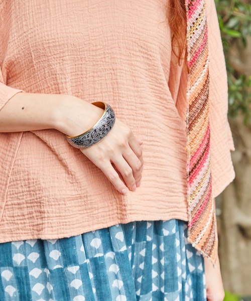 チャイハネ（チャイハネ）の「【チャイハネ】フラワリバングル（バングル/リストバンド・レディース・ピンク/ブラック・FREE）」の5枚目の写真