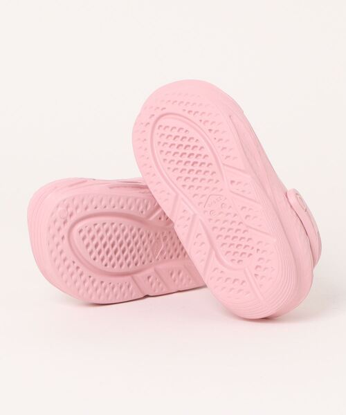 crocs（クロックス）の「《crocs》ｸﾛｯｸｽ ｷｯｽﾞ ｵﾌ ｸﾞﾘｯﾄﾞ ｸﾛｯｸﾞ（サンダル・キッズ・ブラック/ライトピンク/グレー/ブルー・18.5cm/19.0cm/19.5cm/20.0cm/21.0cm/18.0cm）」の6枚目の写真