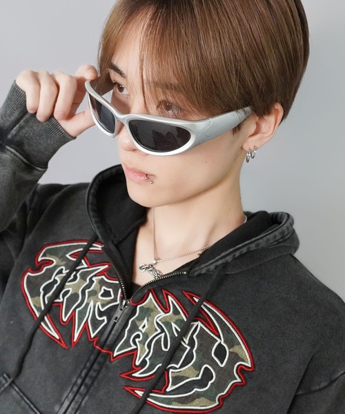 SPINNS（スピンズ）の「ナローキャット サングラス/スリムフレーム/UVカット/ユニセックス（サングラス・メンズ・ブラック/グレー系その他/グレー系その他2・ONESIZE）」の2枚目の写真