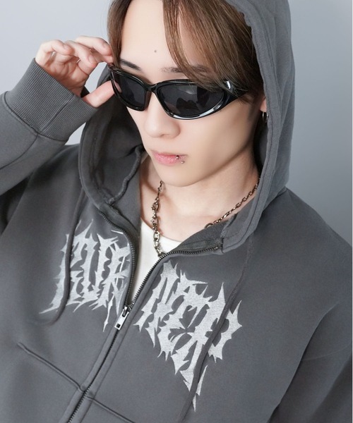 SPINNS（スピンズ）の「ナローキャット サングラス/スリムフレーム/UVカット/ユニセックス（サングラス・メンズ・ブラック/グレー系その他/グレー系その他2・ONESIZE）」の6枚目の写真