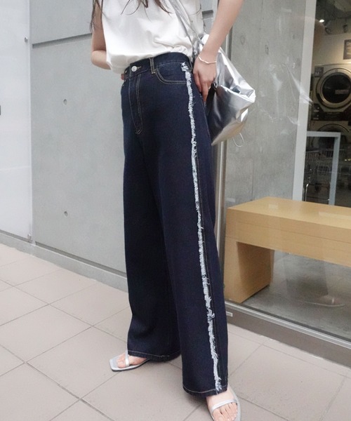 CORNERS(コーナーズ)の「サイドフリンジワイドデニムパンツ(デニムパンツ・レディース・ブルー/ブラック/インディゴブルー・S/M/L)」の2枚目の写真