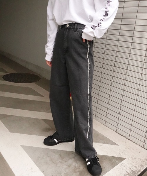 CORNERS(コーナーズ)の「サイドフリンジワイドデニムパンツ(デニムパンツ・レディース・ブルー/ブラック/インディゴブルー・S/M/L)」の11枚目の写真