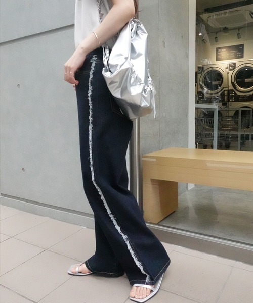 CORNERS(コーナーズ)の「サイドフリンジワイドデニムパンツ(デニムパンツ・レディース・ブルー/ブラック/インディゴブルー・S/M/L)」の19枚目の写真