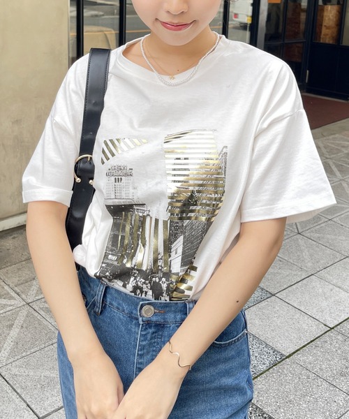 Meli rich(メリーリッチ)の「モノクロビルプリントオーバーサイズT(Tシャツ/カットソー・レディース・ホワイト×シルバー/ホワイト×ゴールド・FREE)」の1枚目の写真