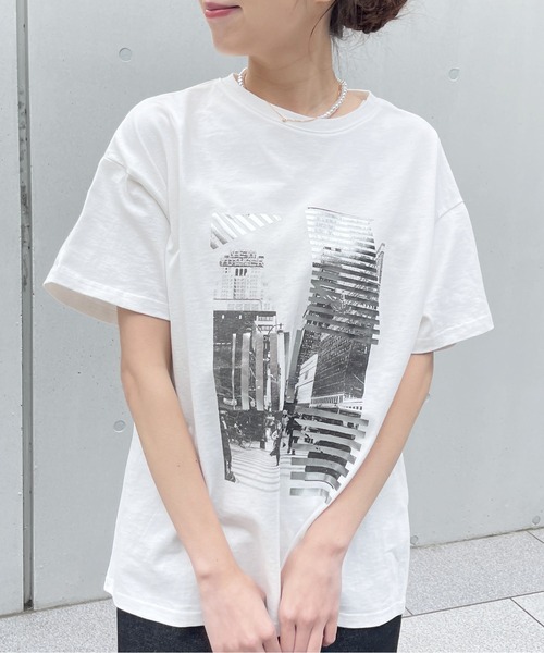 Meli rich(メリーリッチ)の「モノクロビルプリントオーバーサイズT(Tシャツ/カットソー・レディース・ホワイト×シルバー/ホワイト×ゴールド・FREE)」の21枚目の写真