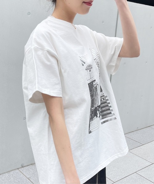 Meli rich(メリーリッチ)の「モノクロビルプリントオーバーサイズT(Tシャツ/カットソー・レディース・ホワイト×シルバー/ホワイト×ゴールド・FREE)」の19枚目の写真