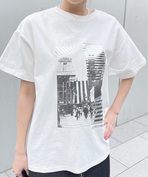 Meli rich(メリーリッチ)の「モノクロビルプリントオーバーサイズT(Tシャツ/カットソー・レディース・ホワイト×シルバー/ホワイト×ゴールド・FREE)」の20枚目の写真