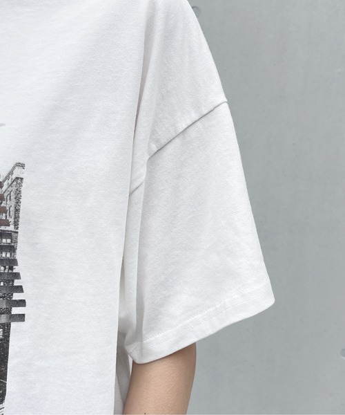 Meli rich(メリーリッチ)の「モノクロビルプリントオーバーサイズT(Tシャツ/カットソー・レディース・ホワイト×シルバー/ホワイト×ゴールド・FREE)」の17枚目の写真