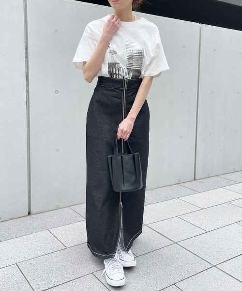 Meli rich(メリーリッチ)の「モノクロビルプリントオーバーサイズT(Tシャツ/カットソー・レディース・ホワイト×シルバー/ホワイト×ゴールド・FREE)」の14枚目の写真