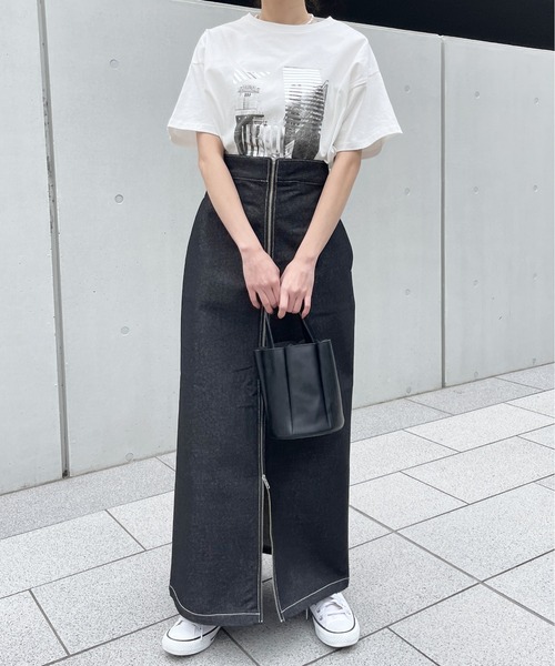 Meli rich(メリーリッチ)の「モノクロビルプリントオーバーサイズT(Tシャツ/カットソー・レディース・ホワイト×シルバー/ホワイト×ゴールド・FREE)」の11枚目の写真