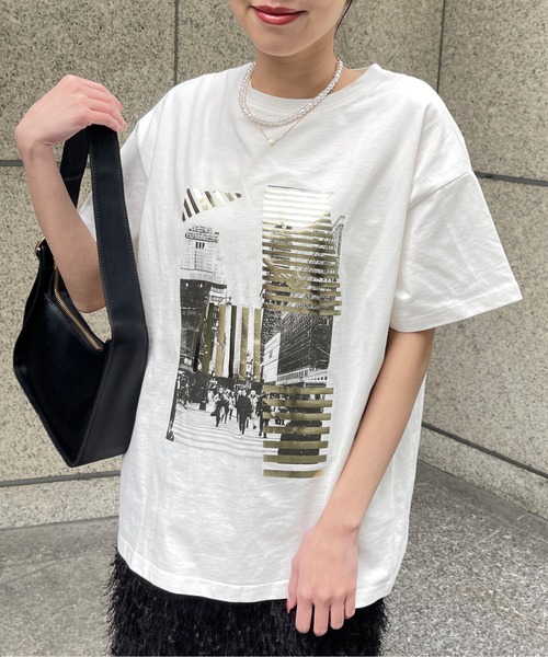 Meli rich(メリーリッチ)の「モノクロビルプリントオーバーサイズT(Tシャツ/カットソー・レディース・ホワイト×シルバー/ホワイト×ゴールド・FREE)」の9枚目の写真