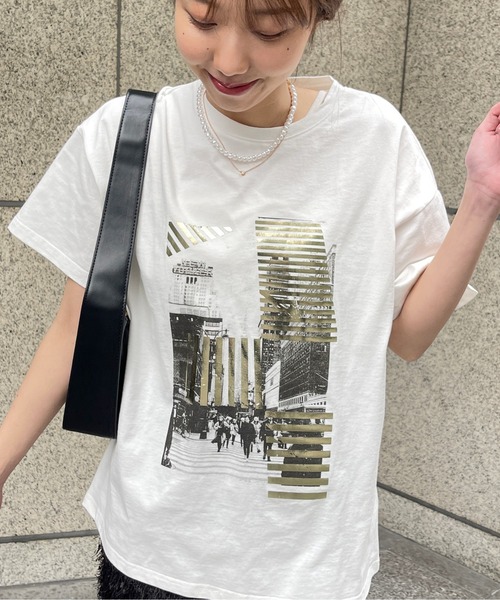 Meli rich(メリーリッチ)の「モノクロビルプリントオーバーサイズT(Tシャツ/カットソー・レディース・ホワイト×シルバー/ホワイト×ゴールド・FREE)」の7枚目の写真