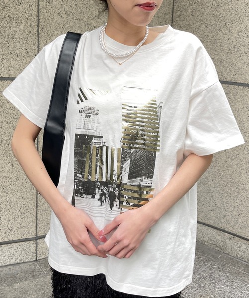 Meli rich(メリーリッチ)の「モノクロビルプリントオーバーサイズT(Tシャツ/カットソー・レディース・ホワイト×シルバー/ホワイト×ゴールド・FREE)」の6枚目の写真