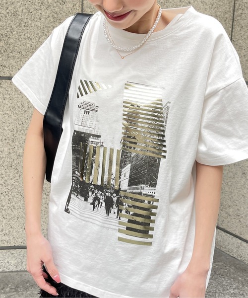Meli rich(メリーリッチ)の「モノクロビルプリントオーバーサイズT(Tシャツ/カットソー・レディース・ホワイト×シルバー/ホワイト×ゴールド・FREE)」の5枚目の写真