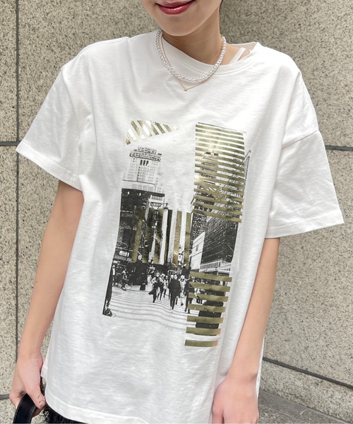 Meli rich(メリーリッチ)の「モノクロビルプリントオーバーサイズT(Tシャツ/カットソー・レディース・ホワイト×シルバー/ホワイト×ゴールド・FREE)」の4枚目の写真