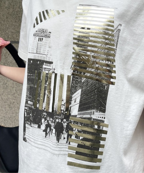 Meli rich(メリーリッチ)の「モノクロビルプリントオーバーサイズT(Tシャツ/カットソー・レディース・ホワイト×シルバー/ホワイト×ゴールド・FREE)」の3枚目の写真