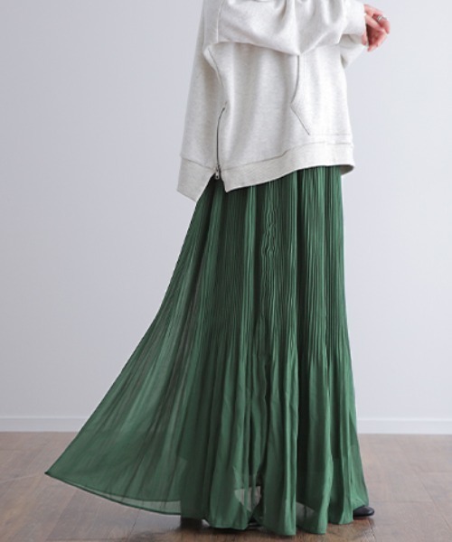 HUG.U(ハグユー)の「裏起毛シフォンロングスカート(スカート・レディース・ダークグリーン/ブラック/ライトベージュ・レギュラー丈/トール丈)」の6枚目の写真