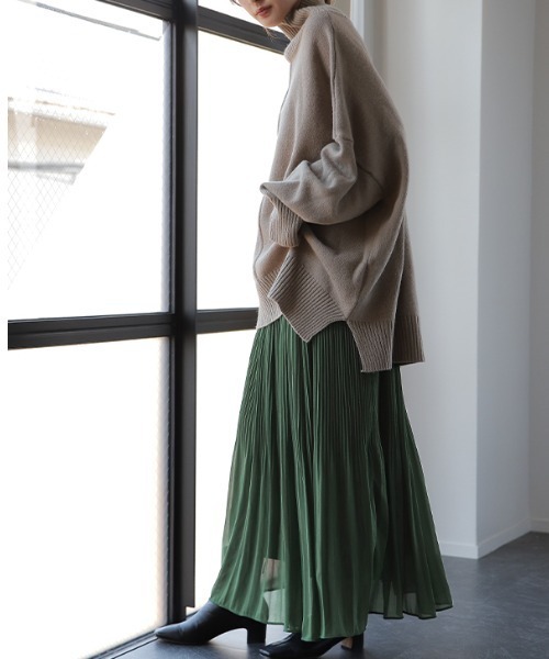 HUG.U(ハグユー)の「裏起毛シフォンロングスカート(スカート・レディース・ダークグリーン/ブラック/ライトベージュ・レギュラー丈/トール丈)」の4枚目の写真