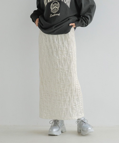 LOWRYS FARM（ローリーズファーム）の「ウネウネベロアスカート 146017（スカート・レディース・アイボリー/ブラック/ブルー・FREE）」の2枚目の写真