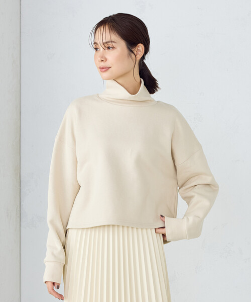 COMME CA ISM（コムサイズム）の「裏起毛　ショート丈　ハイネックトレーナー（スウェット・レディース・グリーン/ベージュ/チャコール/サックスブルー・LARGE/MEDIUM）」の9枚目の写真