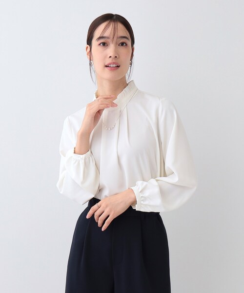 SHOO・LA・RUE（シューラルー）の「【S-3L/洗える/セレモニー】さらり軽やか スタンドカラー フリルブラウス（シャツ/ブラウス・レディース・ナチュラル/オフホワイト/ブラック・01/02/03/04/05）」の4枚目の写真