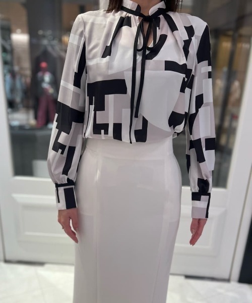 新品、未使用PINKY&DIANNE サークルジオメトリックプリントブラウス セール】◇サークルジオメトリックプリントブラウス（シャツ