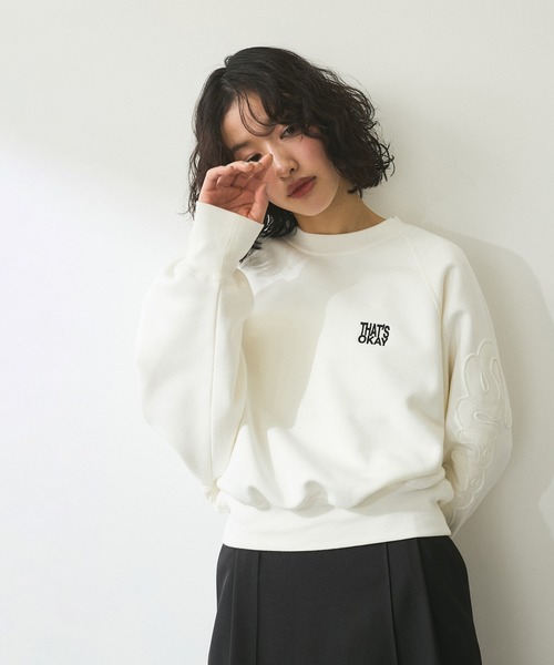 ADAM ET ROPE'(アダムエロペ)の「【WEB限定】・【サステナブル】ロゴパッチスリーブスウェット(スウェット・レディース・チャコールグレー/オフホワイト/ベージュ・FREE)」の2枚目の写真