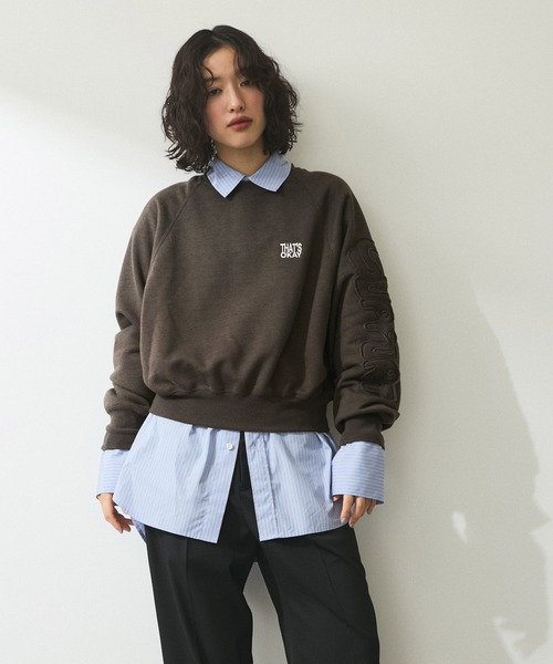 ADAM ET ROPE'(アダムエロペ)の「【WEB限定】・【サステナブル】ロゴパッチスリーブスウェット(スウェット・レディース・チャコールグレー/オフホワイト/ベージュ・FREE)」の3枚目の写真