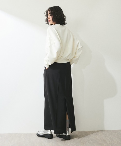 ADAM ET ROPE'(アダムエロペ)の「【WEB限定】・【サステナブル】ロゴパッチスリーブスウェット(スウェット・レディース・チャコールグレー/オフホワイト/ベージュ・FREE)」の5枚目の写真