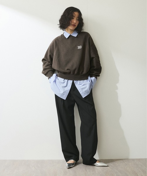 ADAM ET ROPE'(アダムエロペ)の「【WEB限定】・【サステナブル】ロゴパッチスリーブスウェット(スウェット・レディース・チャコールグレー/オフホワイト/ベージュ・FREE)」の7枚目の写真