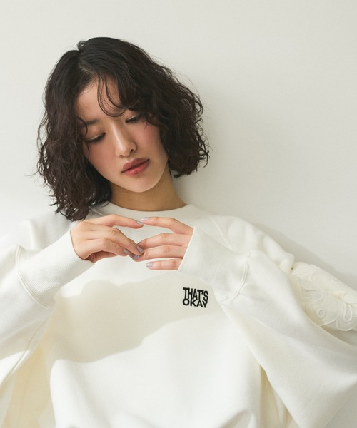 ADAM ET ROPE'(アダムエロペ)の「【WEB限定】・【サステナブル】ロゴパッチスリーブスウェット(スウェット・レディース・チャコールグレー/オフホワイト/ベージュ・FREE)」の12枚目の写真