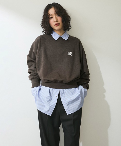 ADAM ET ROPE'(アダムエロペ)の「【WEB限定】・【サステナブル】ロゴパッチスリーブスウェット(スウェット・レディース・チャコールグレー/オフホワイト/ベージュ・FREE)」の15枚目の写真