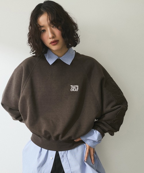 ADAM ET ROPE'(アダムエロペ)の「【WEB限定】・【サステナブル】ロゴパッチスリーブスウェット(スウェット・レディース・チャコールグレー/オフホワイト/ベージュ・FREE)」の16枚目の写真