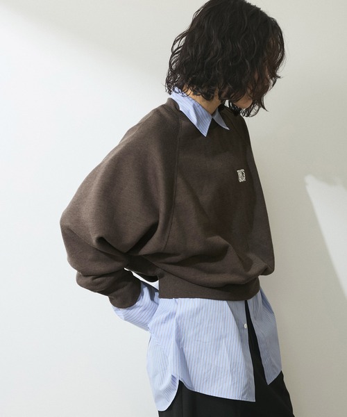 ADAM ET ROPE'(アダムエロペ)の「【WEB限定】・【サステナブル】ロゴパッチスリーブスウェット(スウェット・レディース・チャコールグレー/オフホワイト/ベージュ・FREE)」の17枚目の写真