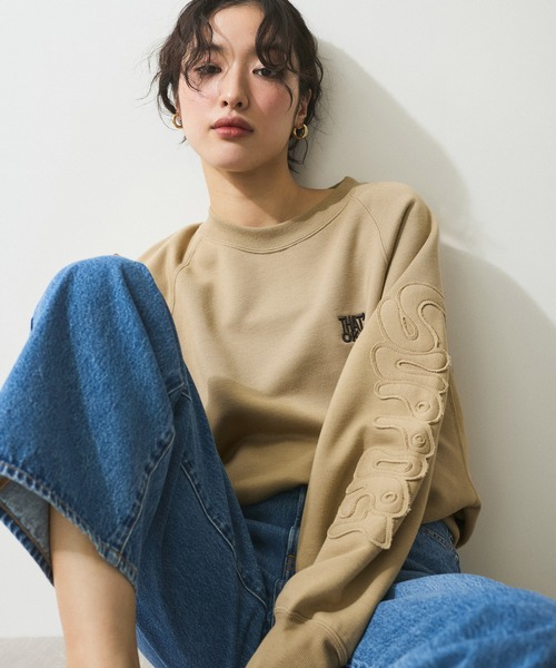 ADAM ET ROPE'(アダムエロペ)の「【WEB限定】・【サステナブル】ロゴパッチスリーブスウェット(スウェット・レディース・チャコールグレー/オフホワイト/ベージュ・FREE)」の20枚目の写真