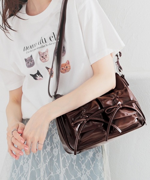 Honeys(ハニーズ)の「リボン付ポケットバッグ(ショルダーバッグ・レディース・レッド/ブラック/ライトベージュ/ブラウン/ホワイト・FREE)」の3枚目の写真