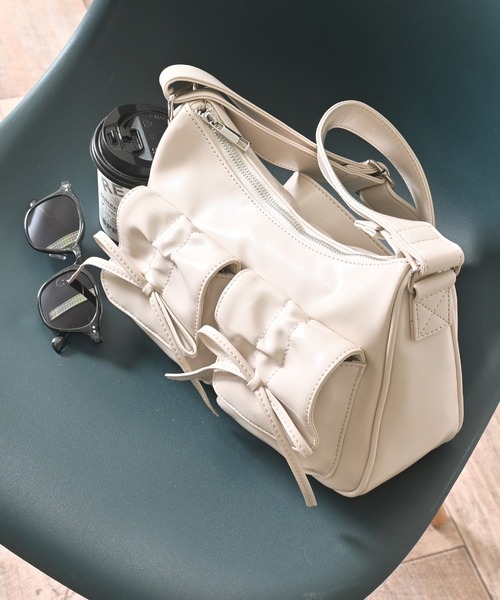 Honeys(ハニーズ)の「リボン付ポケットバッグ(ショルダーバッグ・レディース・レッド/ブラック/ライトベージュ/ブラウン/ホワイト・FREE)」の4枚目の写真