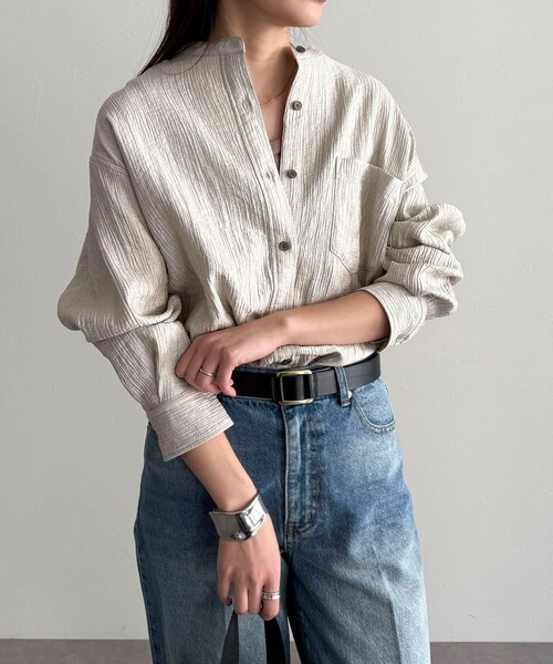 fredy emue（フレディエミュ）の「《セットアップ対応》Shiny creapバンドカラーシャツ（シャツ/ブラウス・レディース・ベージュ/ブラウン・38）」の2枚目の写真