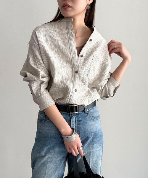 fredy emue（フレディエミュ）の「《セットアップ対応》Shiny creapバンドカラーシャツ（シャツ/ブラウス・レディース・ベージュ/ブラウン・38）」の8枚目の写真