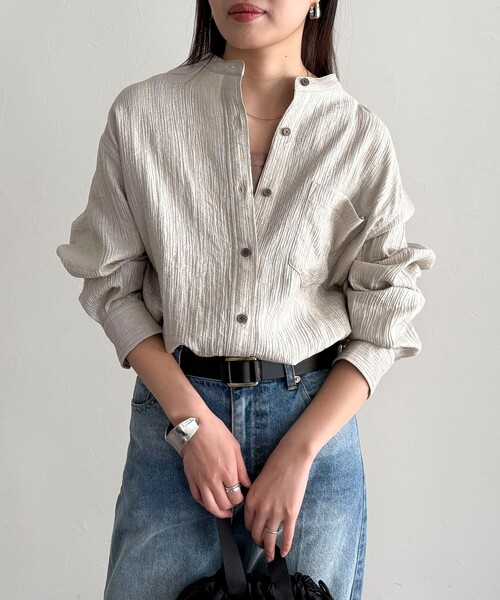 fredy emue（フレディエミュ）の「《セットアップ対応》Shiny creapバンドカラーシャツ（シャツ/ブラウス・レディース・ベージュ/ブラウン・38）」の9枚目の写真