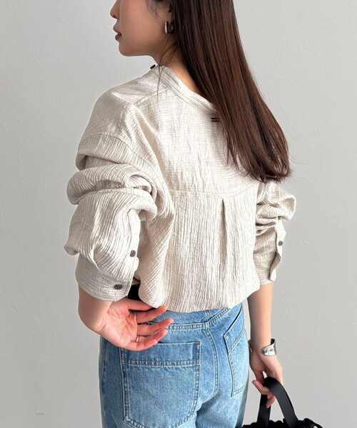 fredy emue（フレディエミュ）の「《セットアップ対応》Shiny creapバンドカラーシャツ（シャツ/ブラウス・レディース・ベージュ/ブラウン・38）」の13枚目の写真