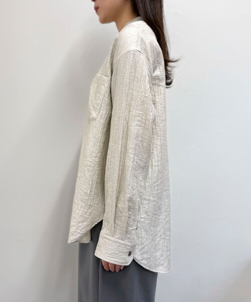 fredy emue（フレディエミュ）の「《セットアップ対応》Shiny creapバンドカラーシャツ（シャツ/ブラウス・レディース・ベージュ/ブラウン・38）」の15枚目の写真