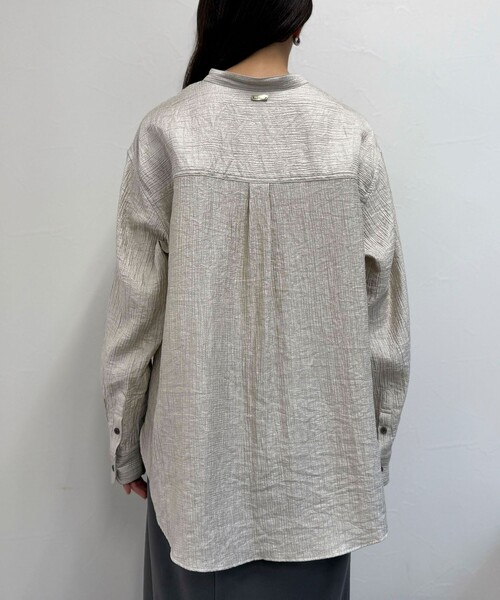 fredy emue（フレディエミュ）の「《セットアップ対応》Shiny creapバンドカラーシャツ（シャツ/ブラウス・レディース・ベージュ/ブラウン・38）」の16枚目の写真