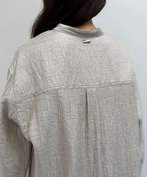 fredy emue（フレディエミュ）の「《セットアップ対応》Shiny creapバンドカラーシャツ（シャツ/ブラウス・レディース・ベージュ/ブラウン・38）」の17枚目の写真