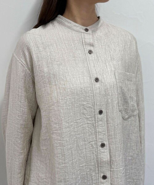 fredy emue（フレディエミュ）の「《セットアップ対応》Shiny creapバンドカラーシャツ（シャツ/ブラウス・レディース・ベージュ/ブラウン・38）」の18枚目の写真