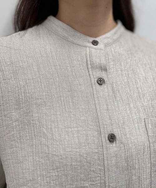 fredy emue（フレディエミュ）の「《セットアップ対応》Shiny creapバンドカラーシャツ（シャツ/ブラウス・レディース・ベージュ/ブラウン・38）」の19枚目の写真